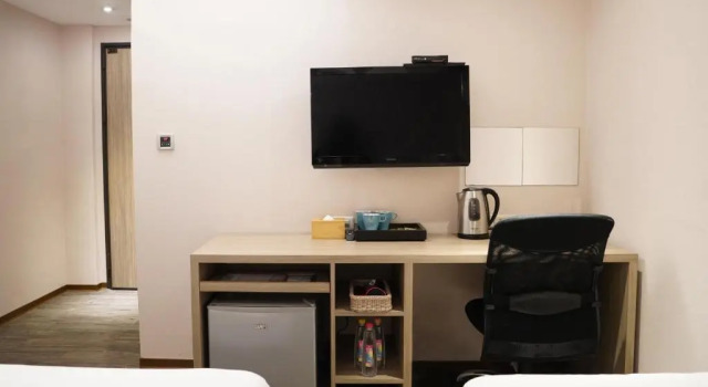 Трёхместный номер Economy The Riverside Hotel International