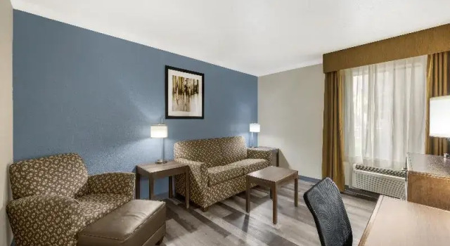 Двухместный люкс с балконом Best Western Airport Albuquerque InnSuites Hotel & Suites