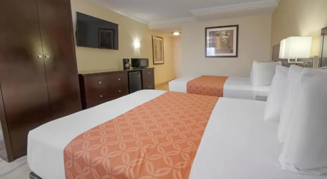 Четырёхместный номер Standard Galleria Palms Orlando