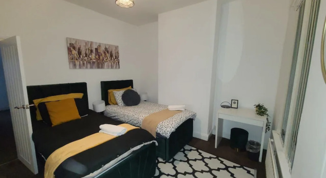 2 Bed House - Sleeps 5 - Pets - Parking - Wifi