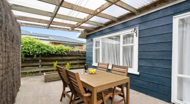 Bare Feet Retreat - Waikanae Beach Holiday Home