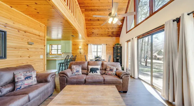 Cabin w/ Private Hot Tub: 2 Mi to Broken Bow Lake!, Boek Vakantiehuis Hochatown Oklahoma