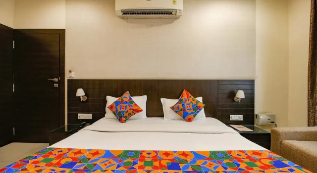 Номер Deluxe Fabhotel Kamla Regency