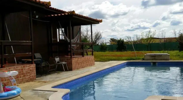 Wood house with swiming pool near Lisbon best beaches, Book Lejlighed Palmela 