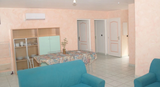Spacious house, 100m from the beach, swimming pool.