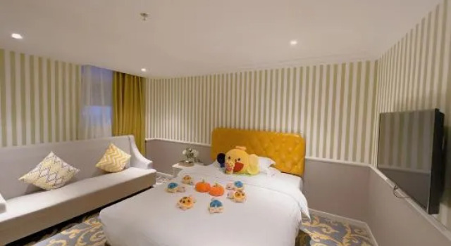 Семейный люкс с балконом и с красивым видом из окна Holiday Inn Guilin Windsor (Lingui Wanda Plaza Liangjiang Airport)