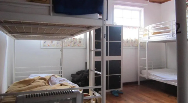 Кровать в общем номере с красивым видом из окна Hostel Prime Guimaraes