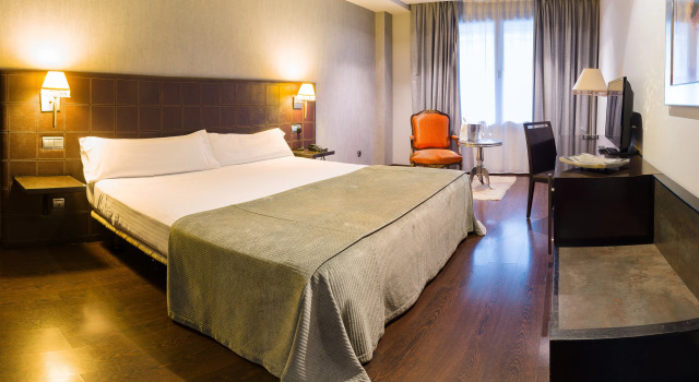 Iberik Santo Domingo Plaza Hotel, Забронировать Отель Отели Овьедо 4 звезды, рядом с Археологический музей Астурии, 4*