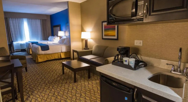 Четырёхместный люкс Holiday Inn Express Thunder Bay by IHG