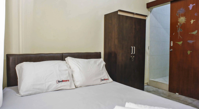 RedDoorz @ Cilandak Tengah, Book Hotel Hotels in Cilandak with a Pool, Swimming Pool