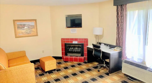 Четырёхместный номер Standard Quality Inn & Suites Mt Chalet