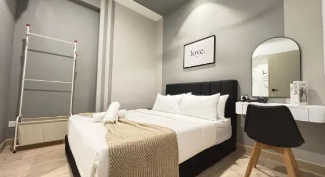Двухместный люкс с видом на бассейн Piccadilly Greentown Premium Suites by IWH Suites