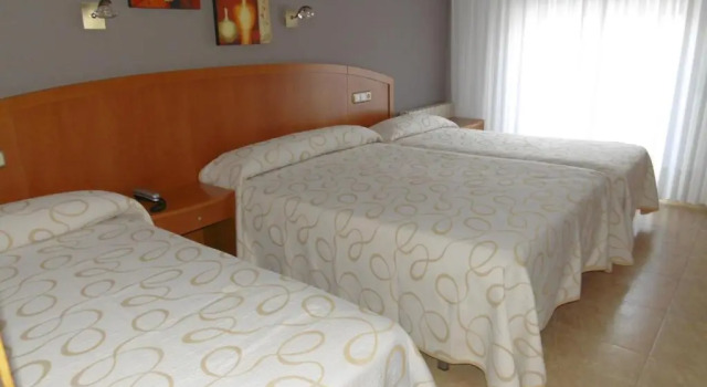 Четырёхместный номер Standard Hotel Miramar* Superior