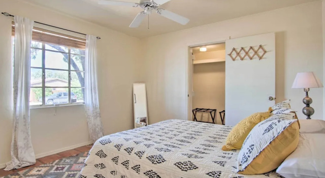 Stylish Tucson Home: Backyard Oasis w/ Grill!, Забронировать Дом для отпуска Тусон штат Аризона, рядом с Southwest University of Visual Arts