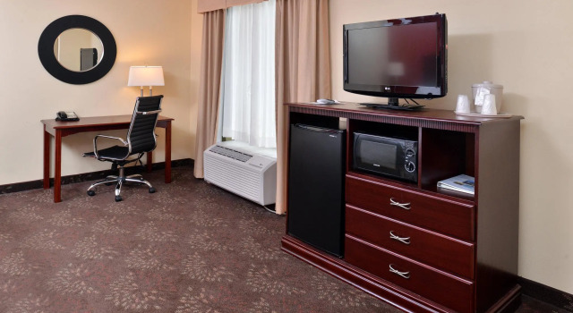 Четырёхместный номер Standard Holiday Inn Express White House by IHG