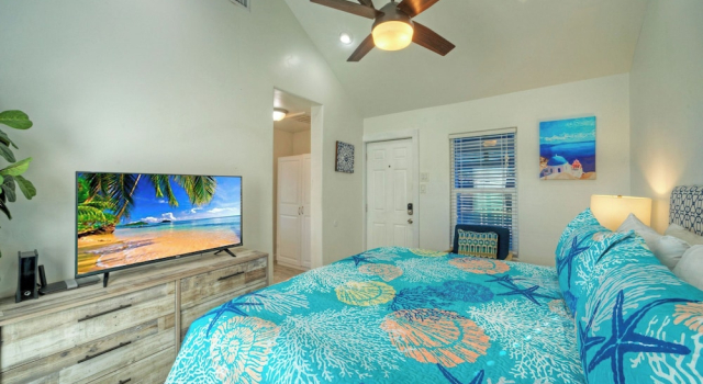 Walk to Alister St Near Dining, King Suite, w/ Private Yard & Fire Pit Casa Santori by Avantstay