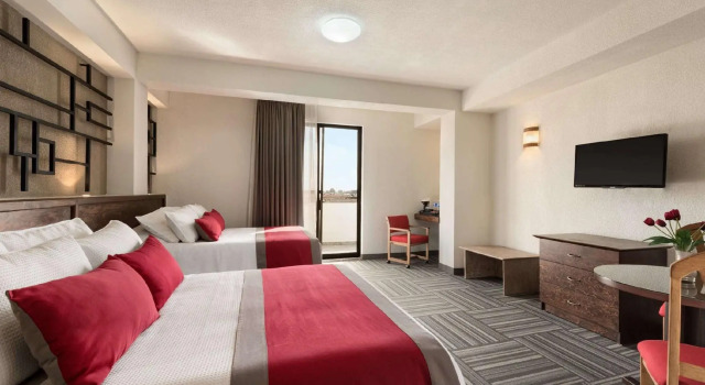 Четырёхместный номер Standard Ramada Plaza by Wyndham Leon