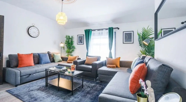 Spacious 2BR Maisonette 2 Baths Huge Lounge, Varaa Huoneisto Asunnot kohteessa Merseyside, Huoneisto