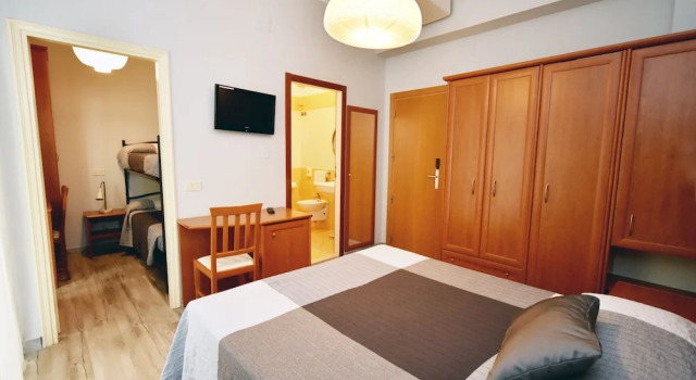 Семейный номер Comfort с балконом Hotel Mirabella