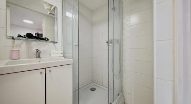 Апартаменты Economy Heart of Downtown Apartment