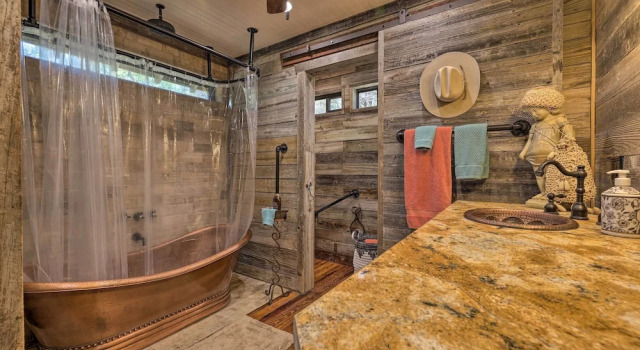 'horse Thief Inn' Cabin Retreat w/ Deck & Hot Tub!, Забронировать Дом для отпуска Отели Уимберли с парковкой, Парковка
