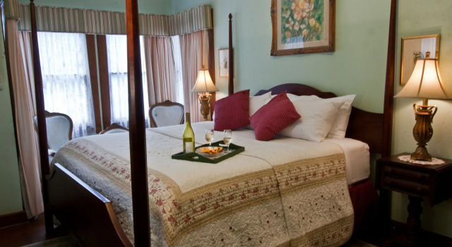 Sweetwater Branch Inn Bed and Breakfast, Rezerwuj Bed and Breakfast Hotele 3-gwiazdkowe w Gainesville, 3*