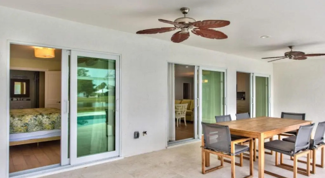 Коттедж Rovigo Vacation Rental: Spacious Retreat with Panoramic Lake Views in Kings Lake. 4-BR, 4-Bathroom Home with Private Pool, just 3.4 Miles from the Vibrant Fifth Avenue South and Naples Attractions