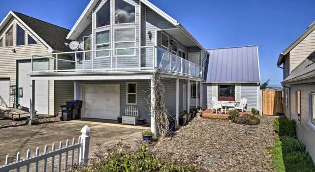 Коттедж с 2 комнатами с балконом Waldport Beach House w/ Loft, Grill & Ocean Views!