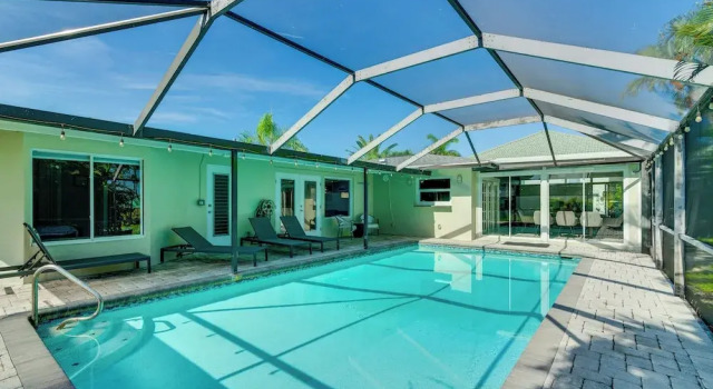Коттедж 2 Mi to Beach: Canal-front Retreat in Cape Coral!