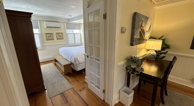 Spacious Three Room Suite Downtown Newport #16 1 Bedroom Home, Забронировать Дом для отпуска Виллы Ньюпорт, рядом с Железная дорога Old Colony and Newport Railway, Вилла