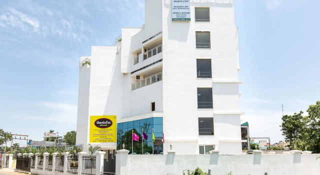 OYO 20021 Flagship Siruseri OMR, Varaa Hotelli Hotellit Tamil Nadu uima-altaalla, Uima-allas