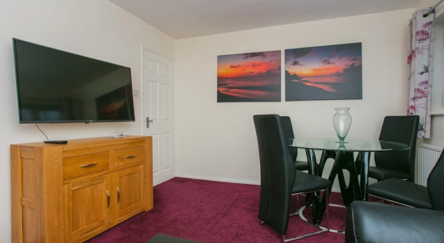2 Bedroom Apartment Near Wimbledon Tennis Club Sleeps 4, Varaa Huoneisto Asunnot kohteessa Merseyside, Huoneisto