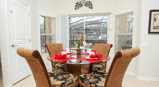 Кровать в общем номере Windsor Hills Resort Homes, Townhomes & Condos