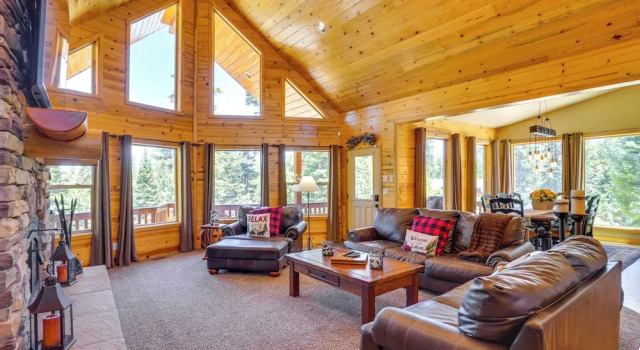 Коттедж с 4 комнатами Duck Creek Village Cabin w/ Deck & Private Hot Tub