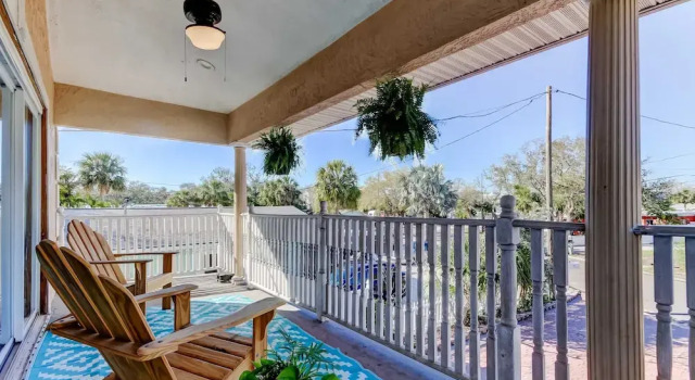 Simple Rooftop Gem 2 Blocks 2 Beach Pets Allowed, Забронировать Дом для отпуска Отели Клируотер-Бич с парковкой, Парковка