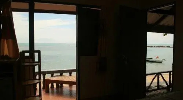 Jungle Hut Bungalows & Hotel