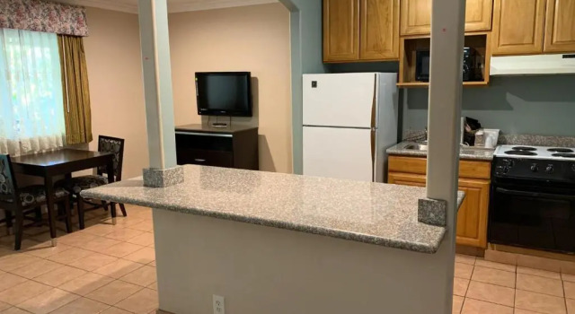 Люкс с 3 комнатами Olive Tree Inn & Suites, a Howard Johnson by Wyndham