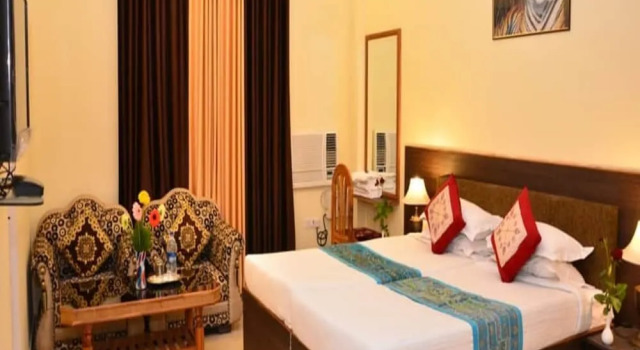 Hotel Ananta Palace