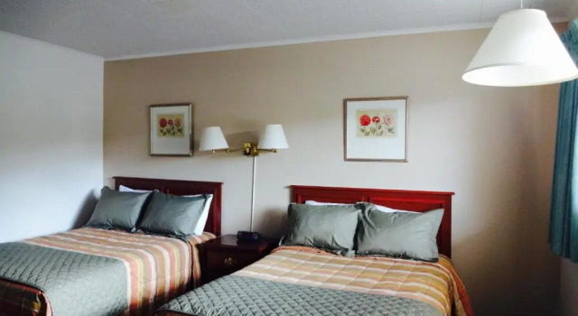 Четырёхместный номер Standard Gorham Motor Inn
