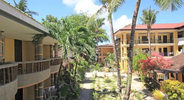 Кровать в общем номере Bamboo Beach Resort