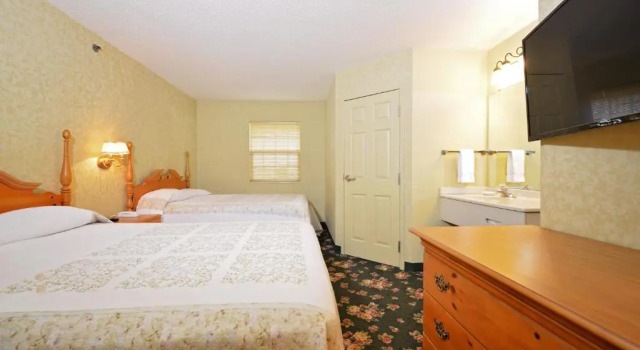Четырёхместный номер Standard OurGuest Inn & Suites Downtown Port Clinton