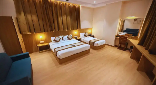 Трёхместный номер Executive Treebo Alfa Suites