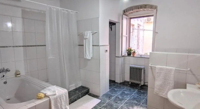 Коттедж с 3 комнатами Private Courtyard Medieval Stone Home in Old Town