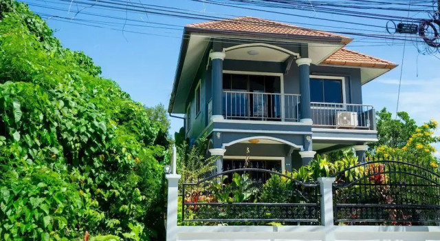 3 Bed 3 Bath Villa 400m to the Beach Sleeps 10