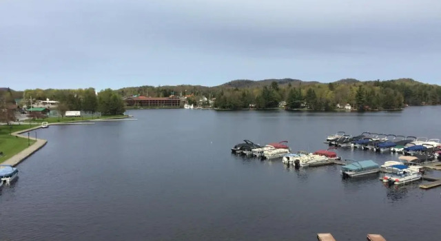 Номер Economy Pine Knoll Hotel Lakeside Lodge & Cabin