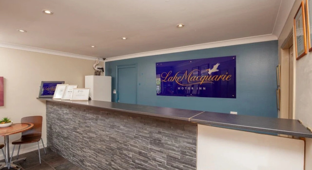 Lake Macquarie Motor Inn, Забронировать Мини-отель Маркс-Поинт Лейк-Маккуори, рядом с Пристань для яхт в Маркс-Пойнт