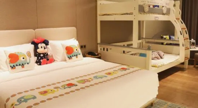 Семейный тент с балконом и с видом на озеро Yulin Jolie Vue Bontique Hotel（Kra Bay and Garden Expo Garden）