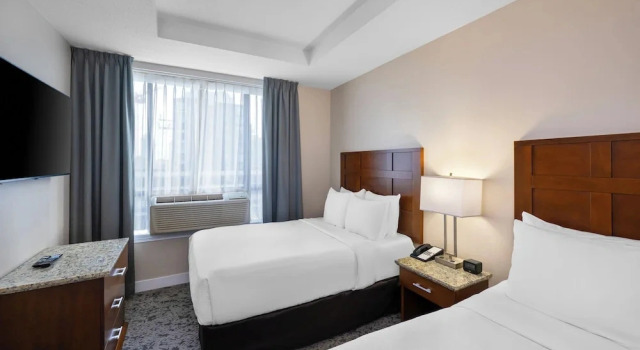 Четырёхместный люкс Quality Inn & Suites Downtown Vancouver