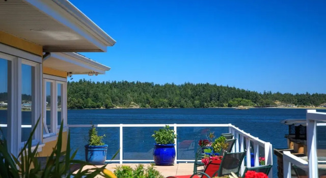 Люкс Luxury с видом на залив Birds of a Feather Victoria Oceanfront Studio Suites