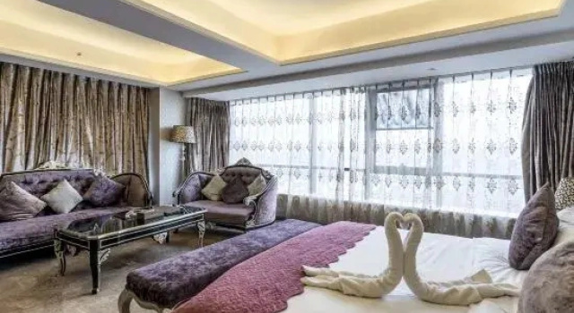 Четырёхместный семейный люкс Funiton Hotel
